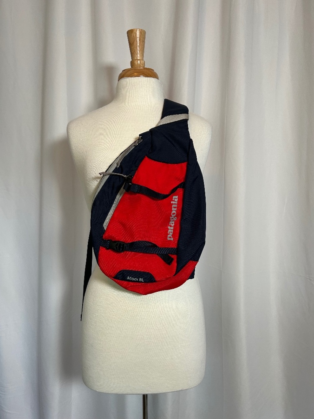PATAGONIA RED & BLUE ATOM 8L BAG